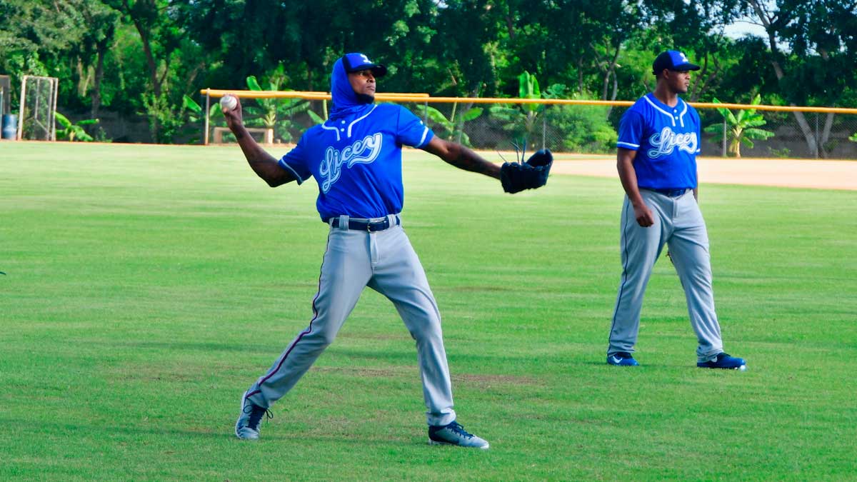 Ervin Santana pone el ejemplo en entrenamientos del Licey. Transmitido por Color vision en vivo. Si te gusta nuestro contenido, no olvides...