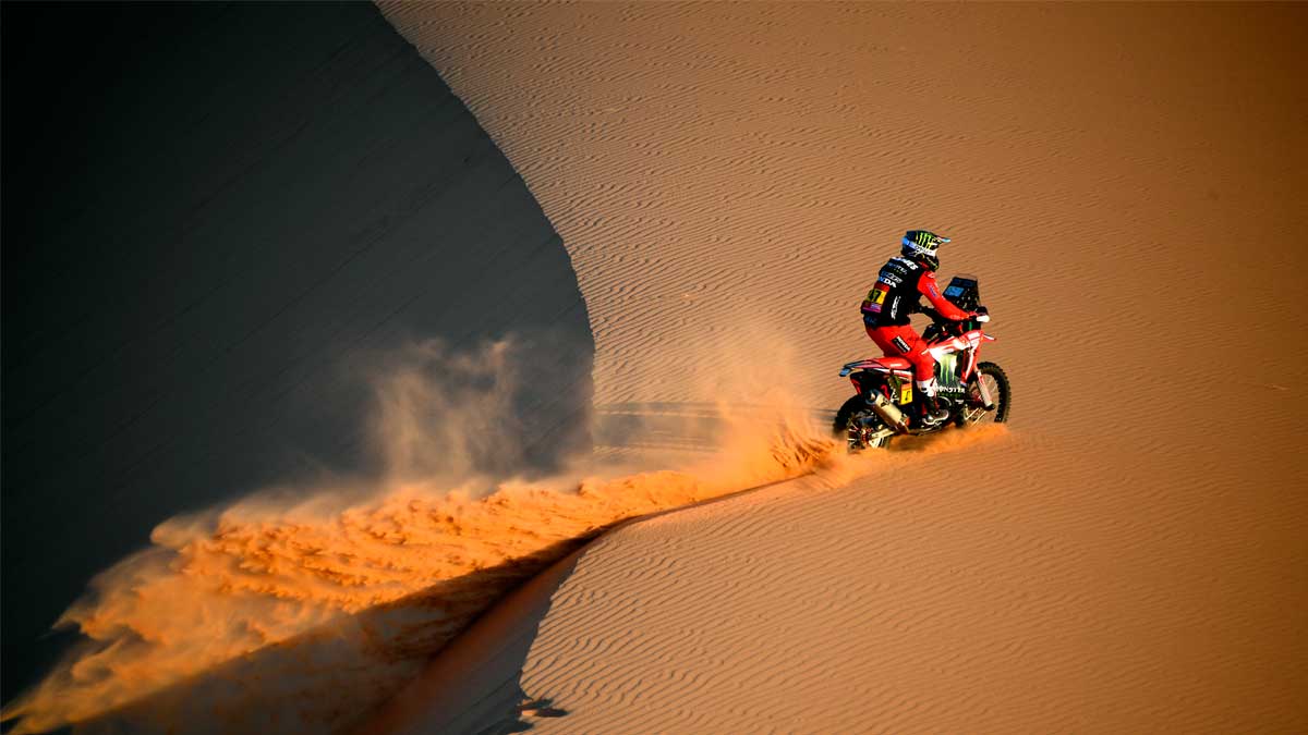 Benavides líder en motos del Dakar y Peterhansel controla en autos