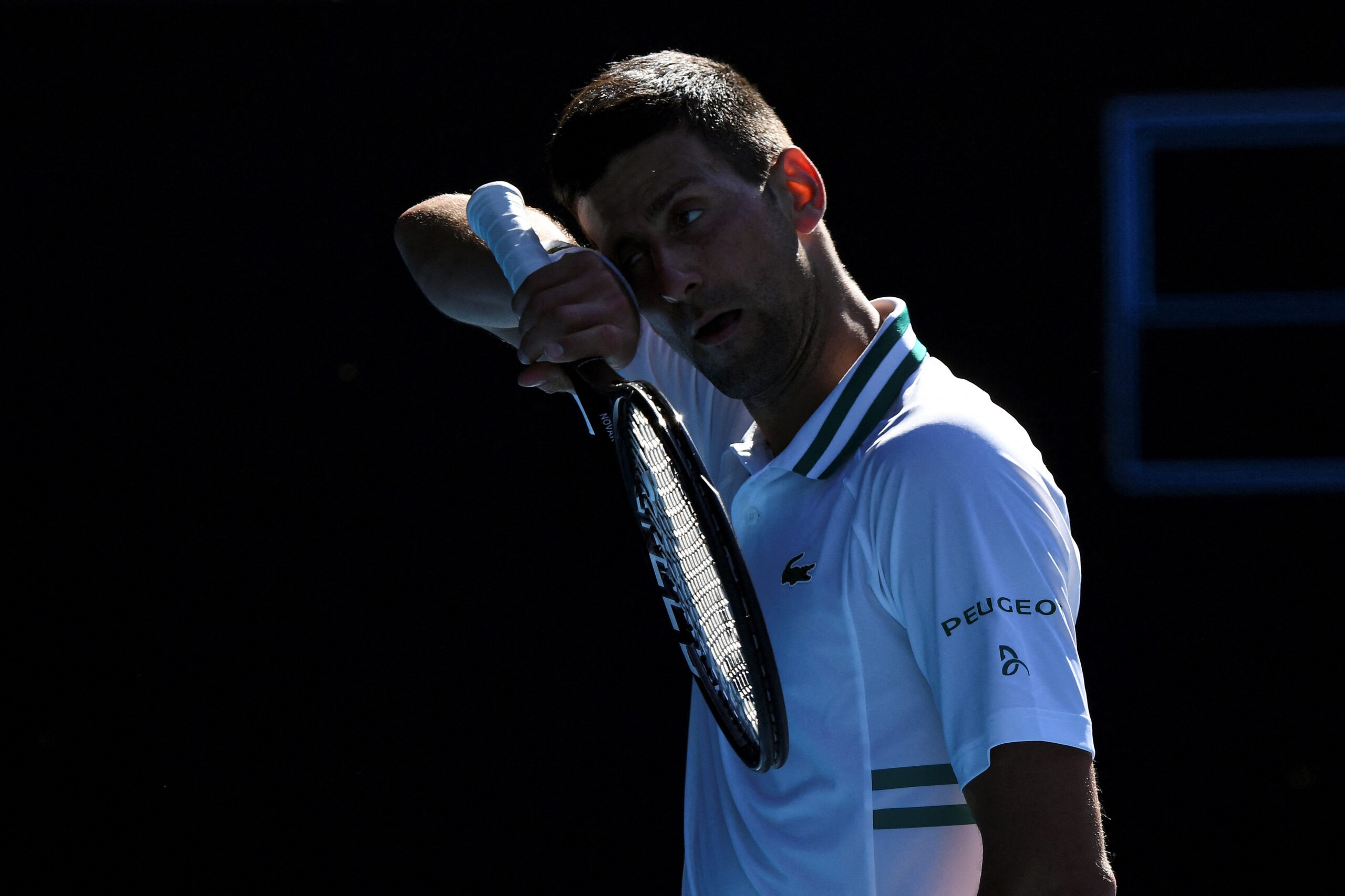 Djokovic sufre para derrotar a Tiafoe