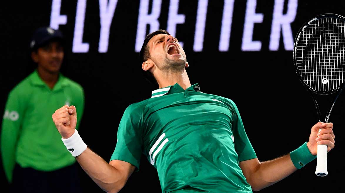 Djokovic, lesionado, evita la eliminación