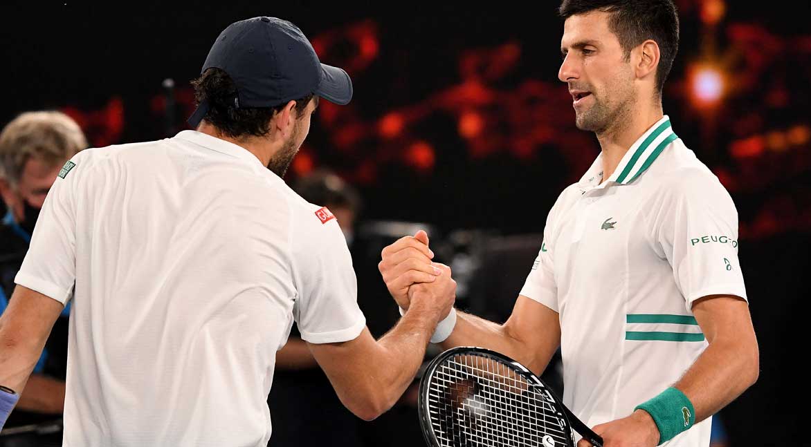 Djokovic derrota a Karatsev