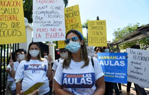 protesta de padres en las aulas