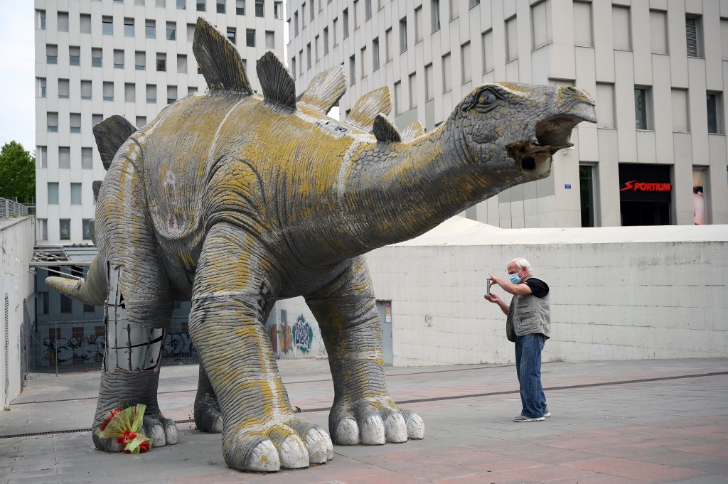 hombre muerto dentro de Dinosaurio