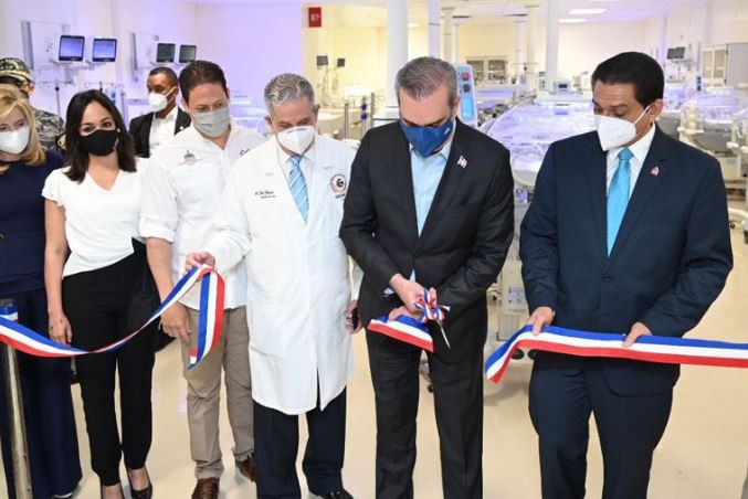 Luis Abinader inaugura hospital