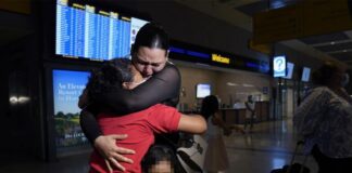 Niña se reencuentra con su madre