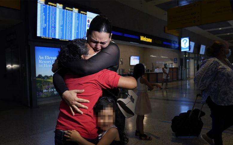 Niña se reencuentra con su madre