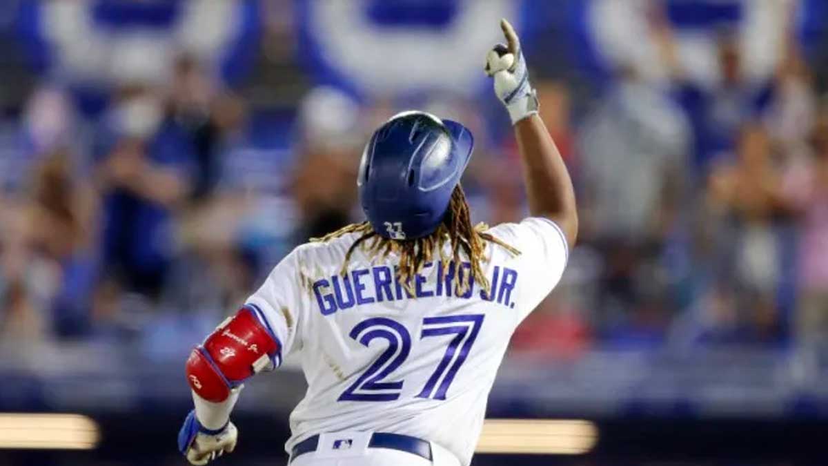 Guerrero Jr., estrena liderato en impulsadas; Acuña Jr. y Devers jonronean