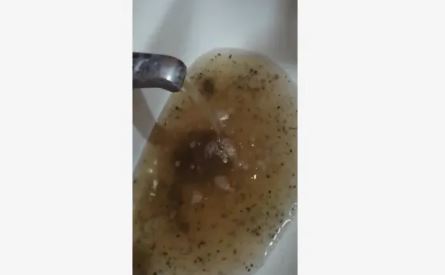 Agua sucia sale por las tuberías