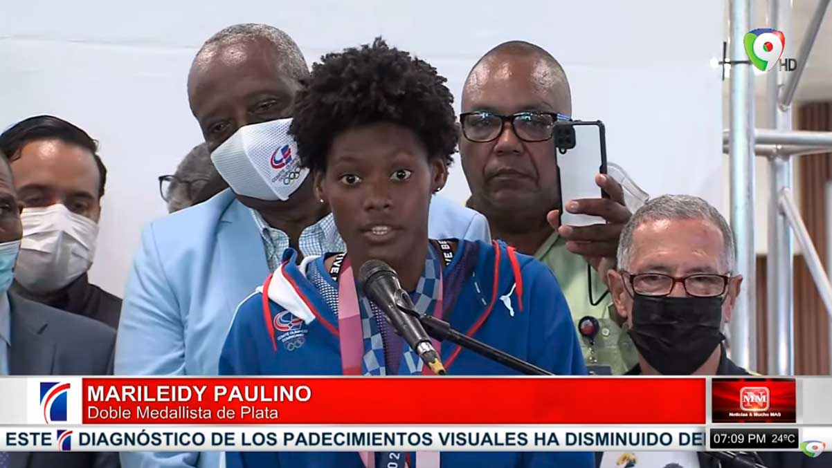 Atletas olímpicos llegan al país/Marileidy entrega sus medallas a su madre y abuela | Noticias SIN