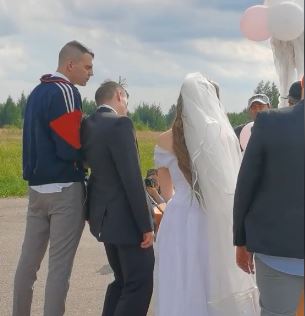 Novio llega a su boda borracho