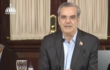 Luis Abinader lanza sistema de Becas