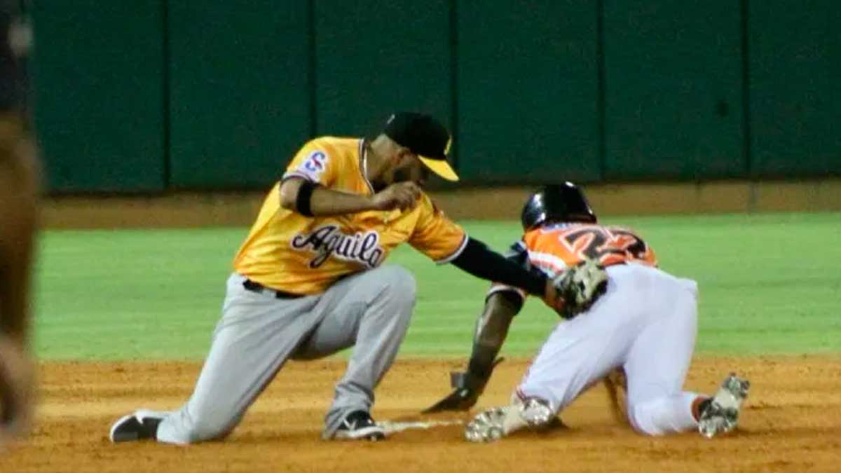 VIDEO: Águilas vencen a los Toros en su debut en el Corral