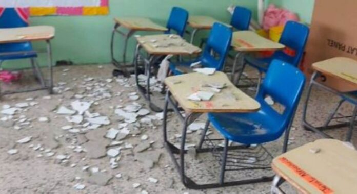 Cae techo de escuela sobre niña y se salva