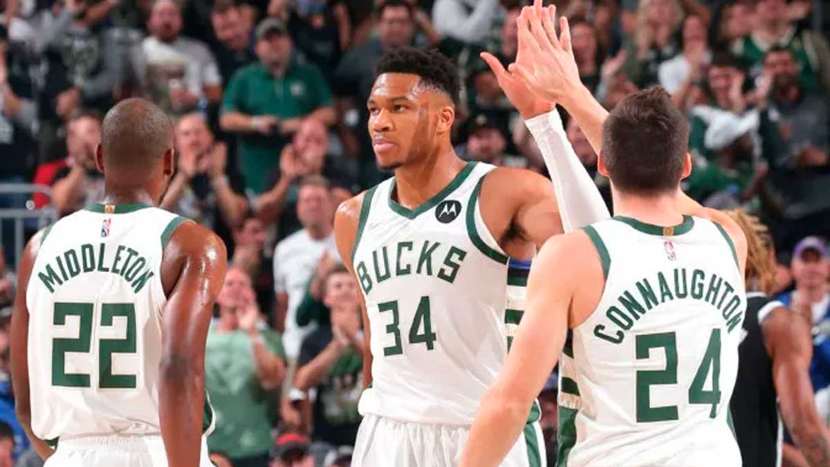 Doble doble de Antetokounmpo la noche de apertura de los Bucks