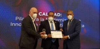 Contralor recibe premio por promover la reducción de la corrupción