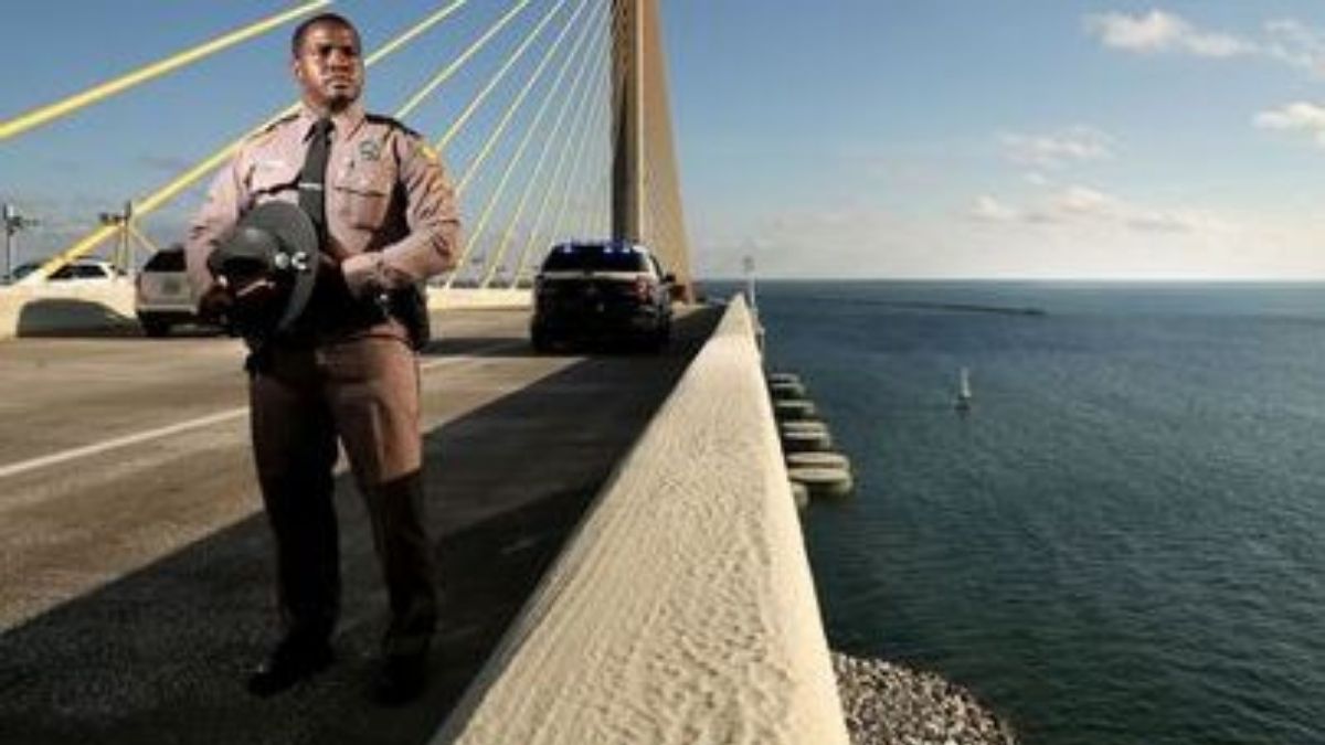 hombre se lanza de puente