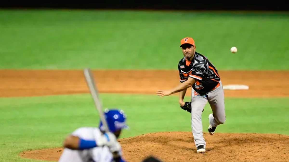 Valdés lidera blanqueada y Toros frenan racha del Licey