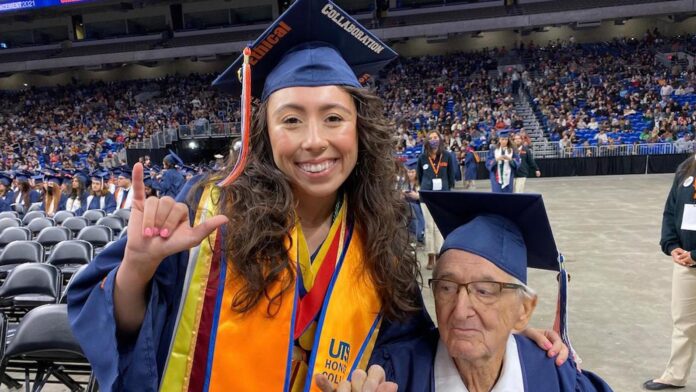 Conmovedor! Abuelo y nieta se gradúan al mismo tiempo en la universidad