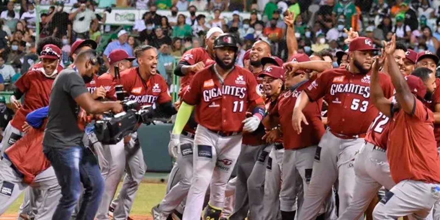 Ozuna vuelve a pegar jonrón y Gigantes dominan serie final 2-1 sobre Estrellas Orientales