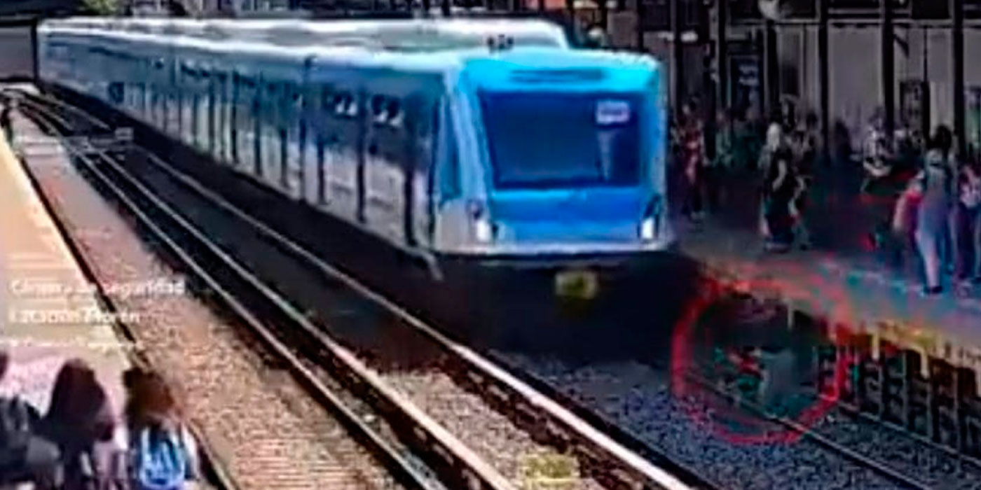 Mujer sale ilesa luego de caer en los rieles del tren en el momento que iba llegando