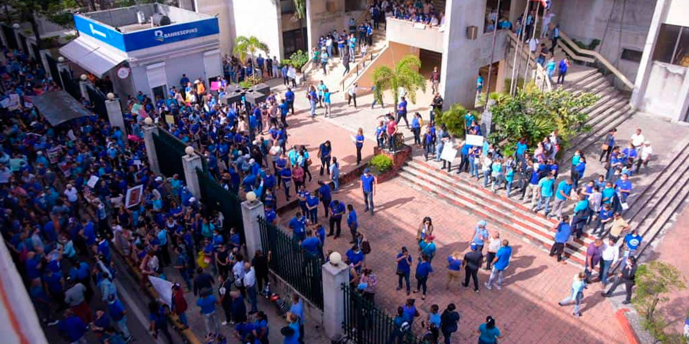 Tensión en las afueras de las oficinas del Ministerio de Educación en Santiago