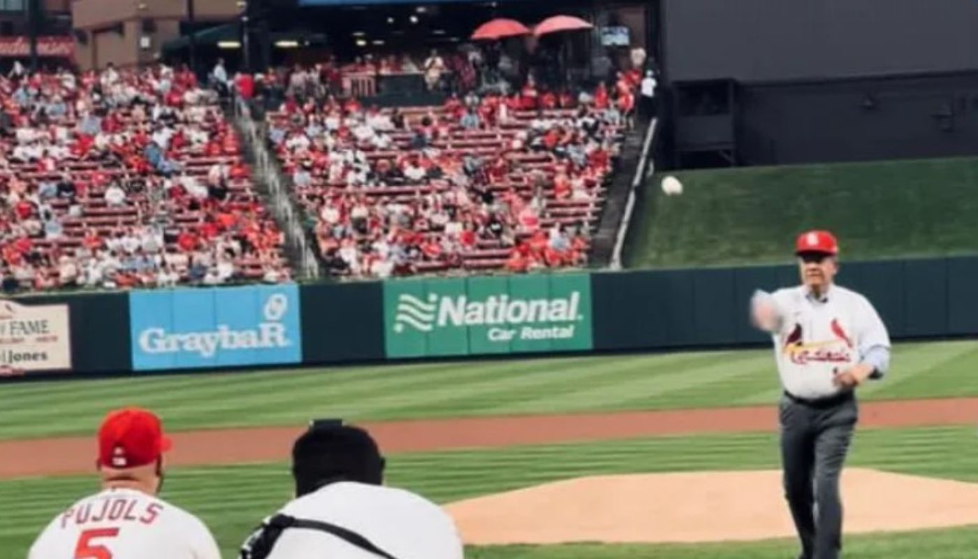 Leonel Fernández lanza primera bola previo a partido Rojos y Cardenales; fue invitado por Pujols