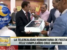 Dr. Cruz Jiminián llora de emoción tras ser sorprendido por su cumpleaños