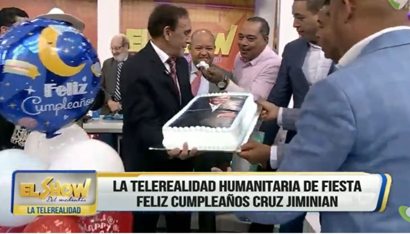 Dr. Cruz Jiminián llora de emoción tras ser sorprendido por su cumpleaños