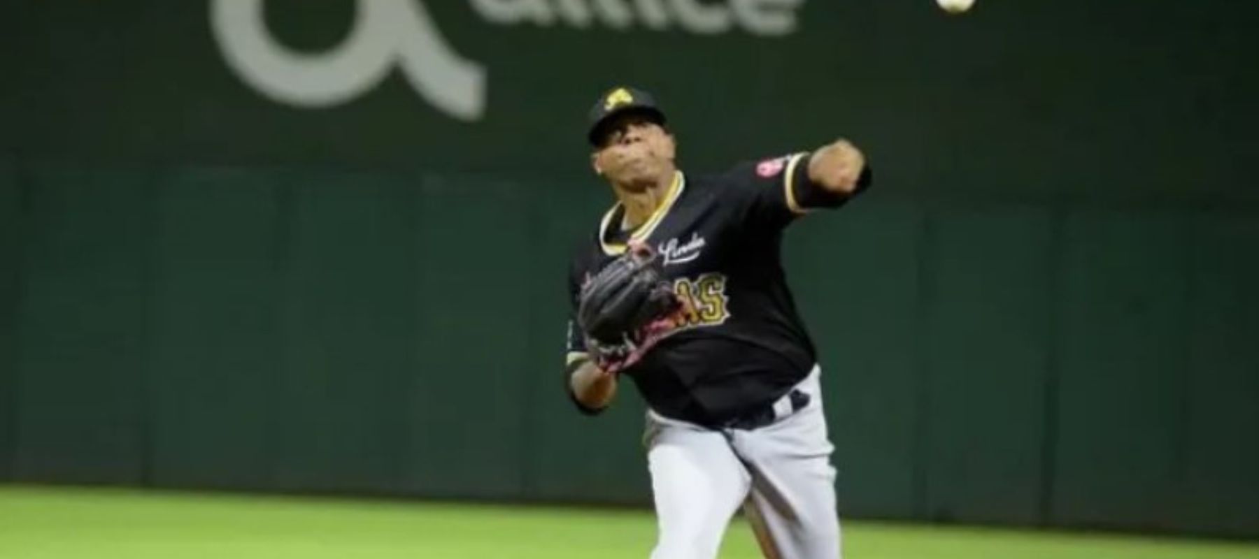 Roenis Elías gana la batalla a César Valdez; Águilas blanquean 3-0 a los Tigres