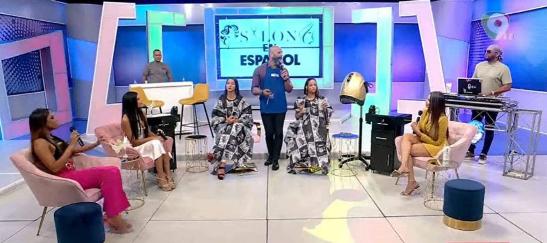 Se debate un tema muy controversial “Los Chismes de Salón” Un panel muy especial hablan sobre lo que se vive en los salones de belleza, cotilleo, chismes, que te harán divertir un sábado en tu casa.