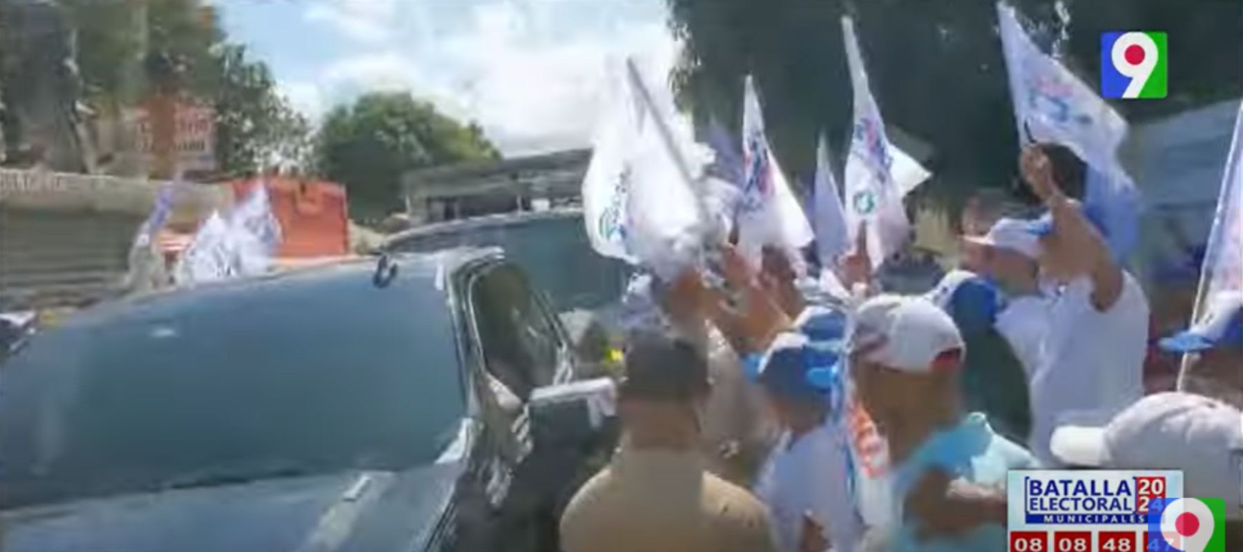 Abinader recorre en caravana comunidades de Sánchez Ramírez