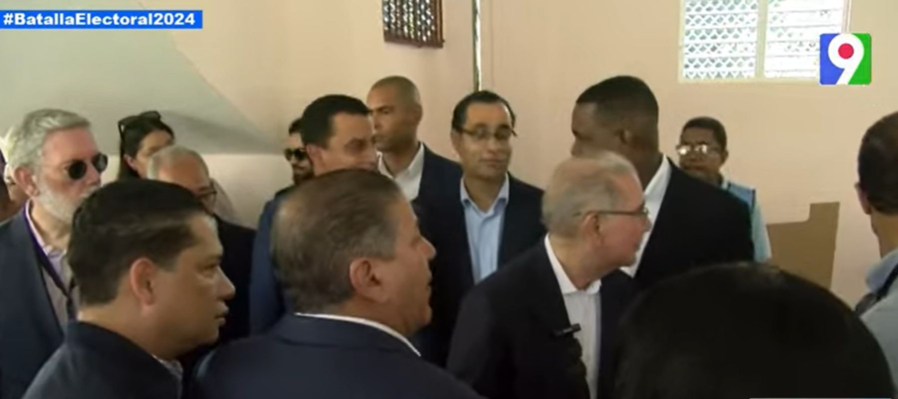 El expresidente Danilo Medina ejerce derecho al voto.