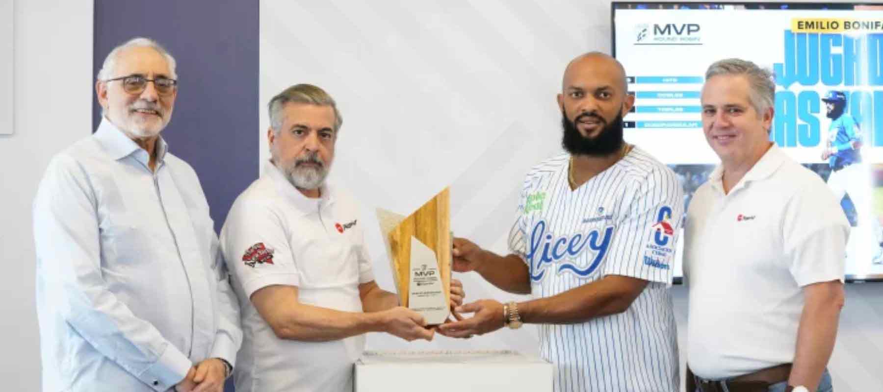 Emilio-Bonifacio-de-los-Tigres-del-Licey-es-galardonado-como-Jugador-Más-Valioso-del-Round-Robin-del-Campeonato-2023-2024-por-Pizza-Hut