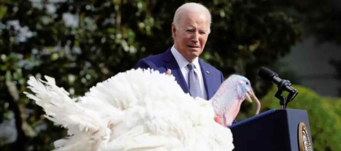 Joe-Biden-indulta-a-dos-pavos-en-su-81-cumpleaños