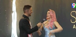 Karen Yapoort se sorprende al recibir premio por el Programa de Temporada