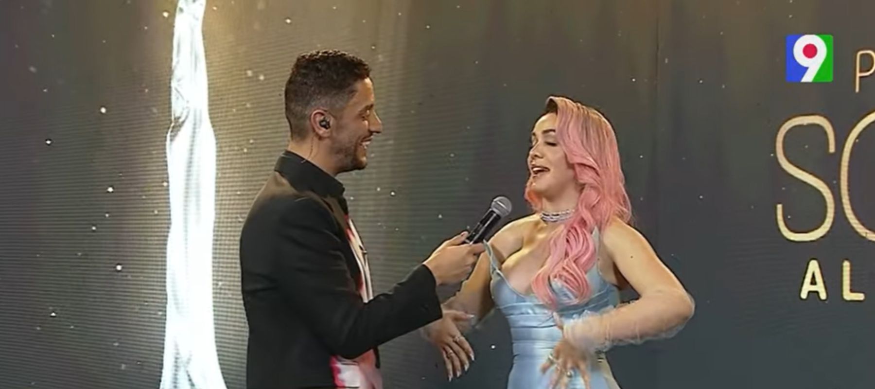 Karen Yapoort se sorprende al recibir premio por el Programa de Temporada