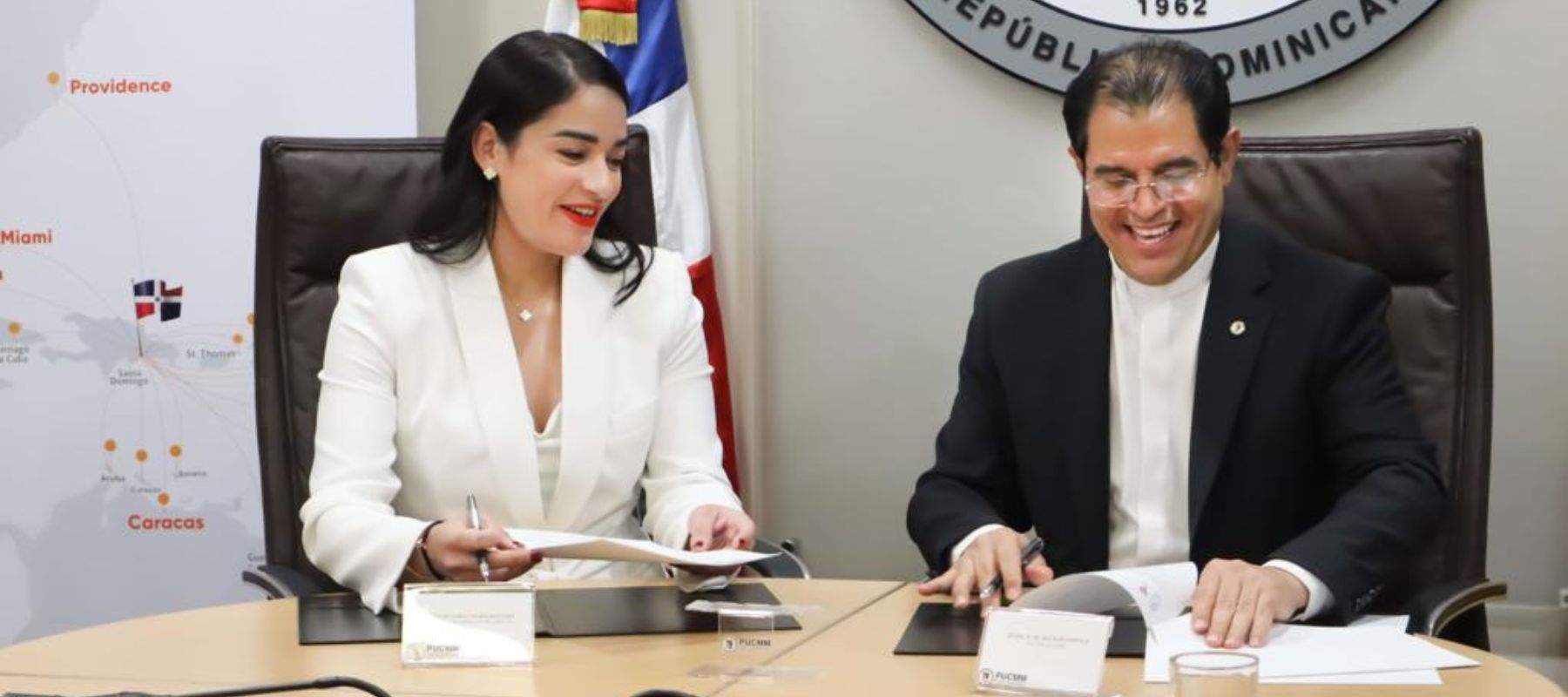 La Pontificia Universidad Católica Madre y Maestra y SkyHigh firman convenio que permitirá pasantías en la aerolínea