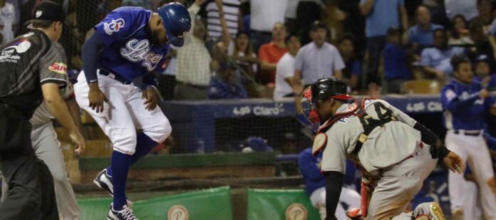 Leones-del-Escogido-triunfan-sobre-los-Tigres-del-Licey-en-el-Round-Robin-36-de-la-Liga-Dominicana-de-Béisbol