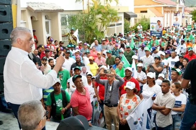 Miguel Vargas dice el pueblo no tiene con qué comprar “las tres calientes”