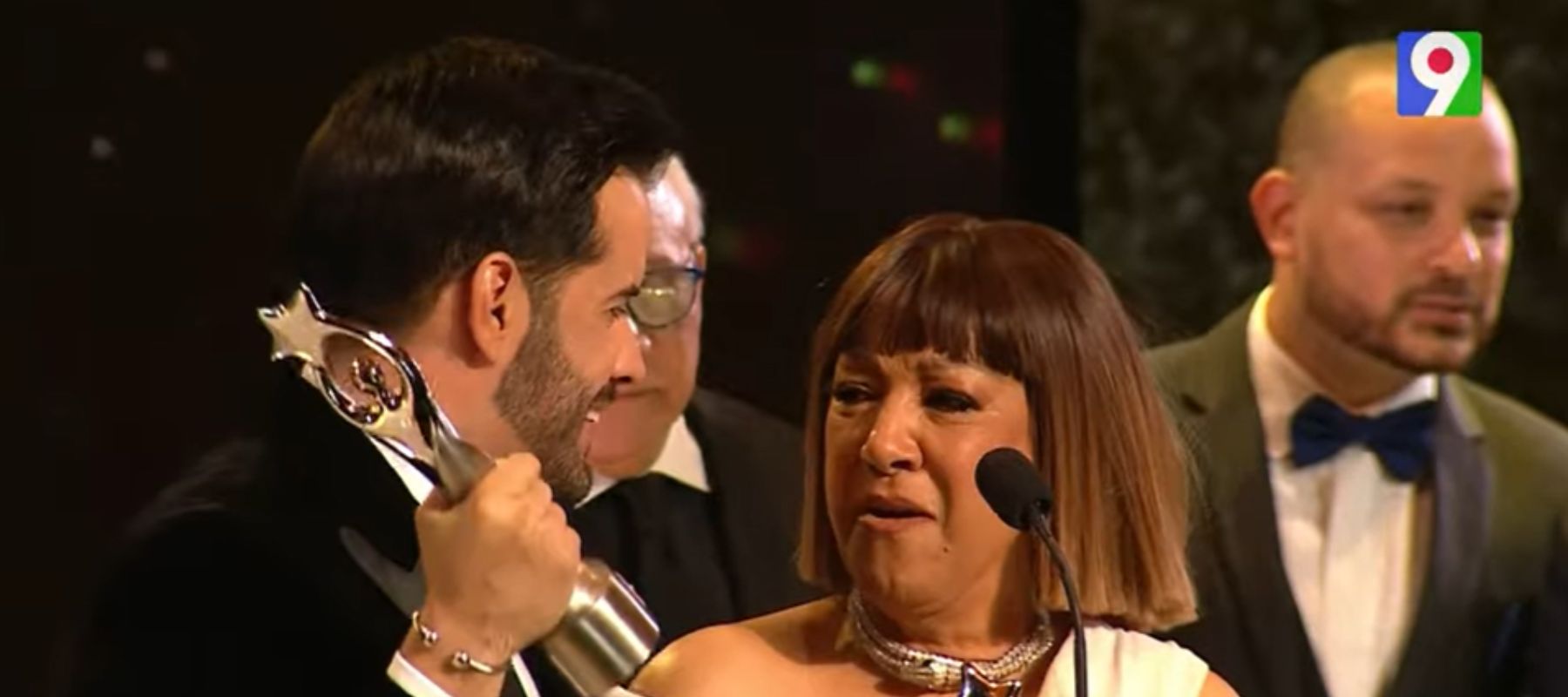 Milly Quezada y Manny Cruz celebran el premio “Colaboración del Año”