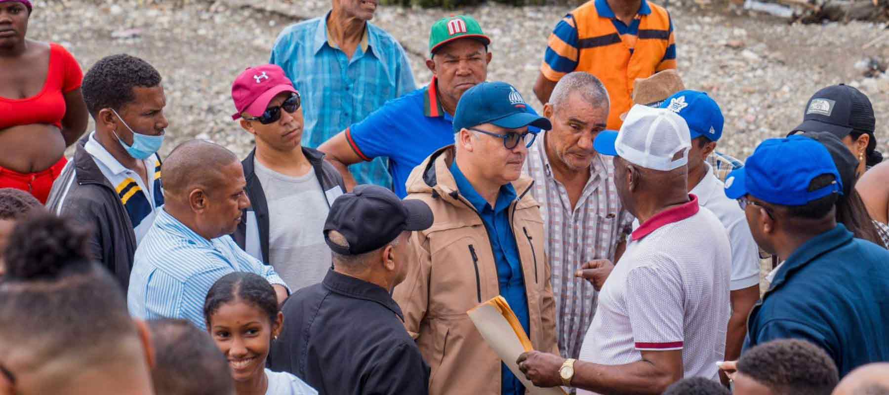 Ministro-Administrativo-de-la-Presidencia-distribuye-ayudas-en-Puerto-Plata-tras-fuertes-lluvias