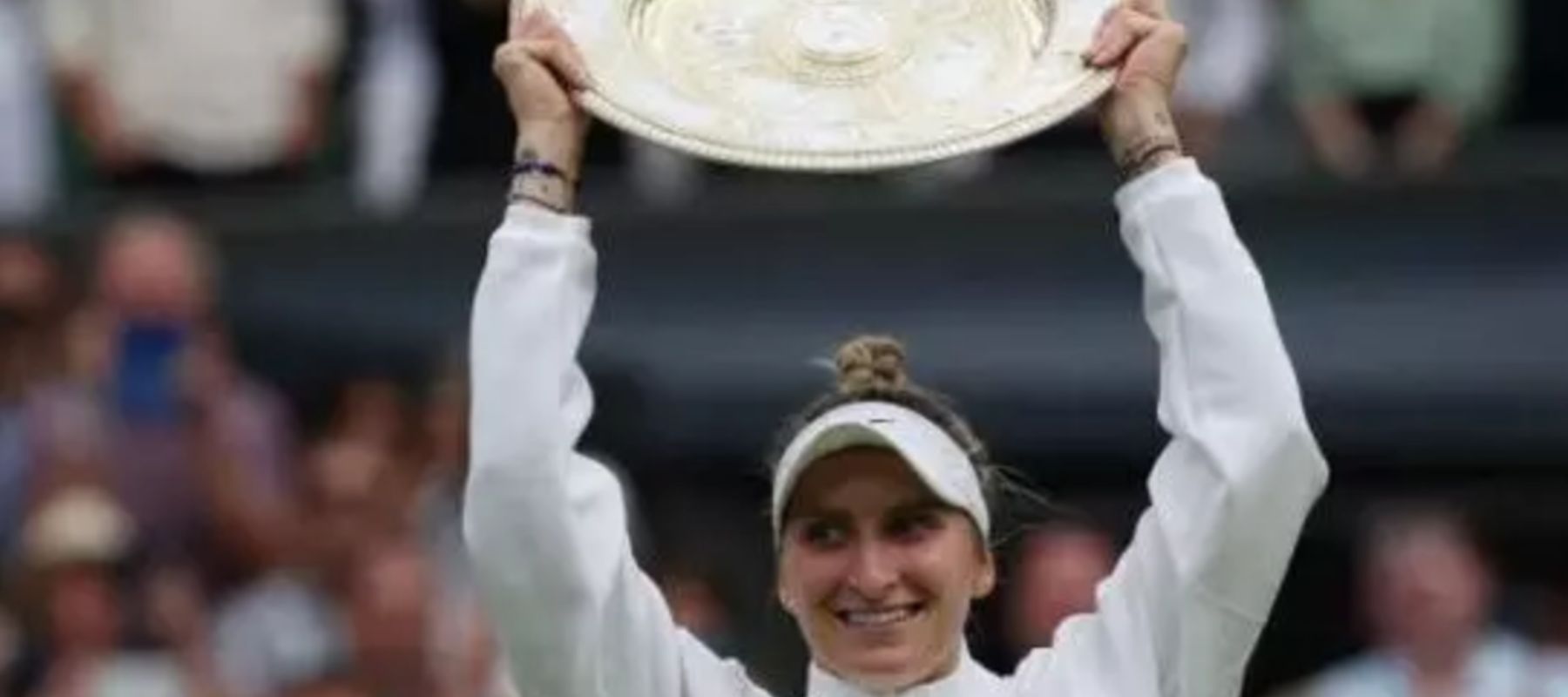 Vondrousova, una tenista checa tatuada y coronada en Wimbledon